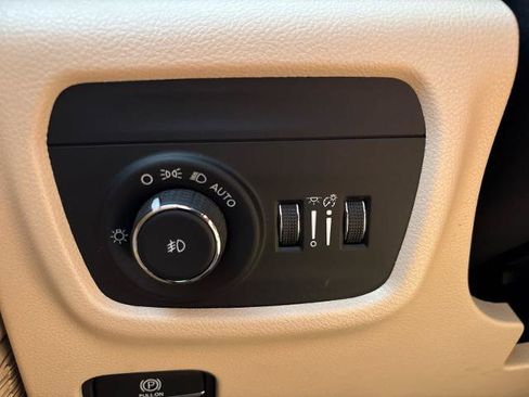 Used 2023 Jeep Grand Cherokee Limited AWD/4WD image 18