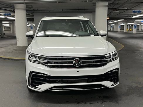 Certified 2024 Volkswagen Tiguan SEL R-Line image 31