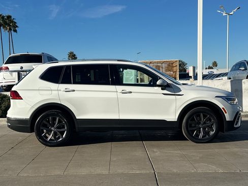 Certified 2022 Volkswagen Tiguan SE w/ Panoramic Sunroof Package image 4