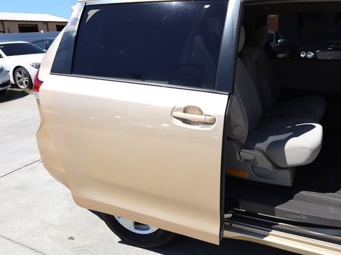 Used 2011 Toyota Sienna LE FWD image 33