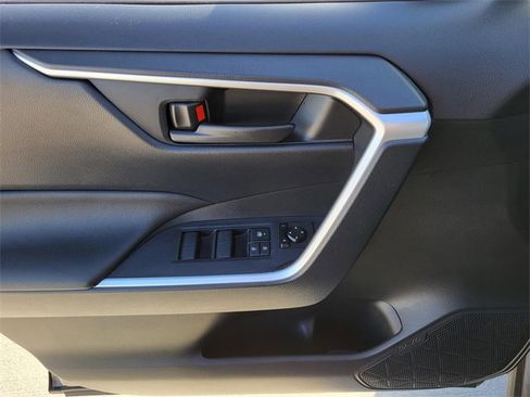 Used 2019 Toyota RAV4 LE w/ Carpet Mat Package image 15