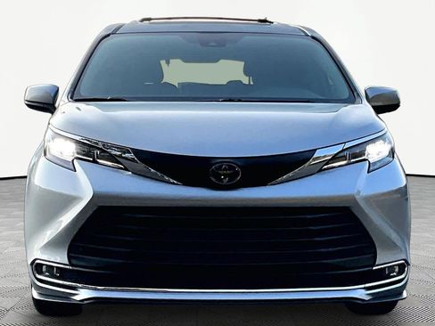 Certified 2023 Toyota Sienna XLE FWD image 4