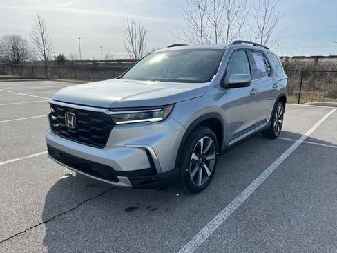 Used 2024 Honda Pilot Touring image 3