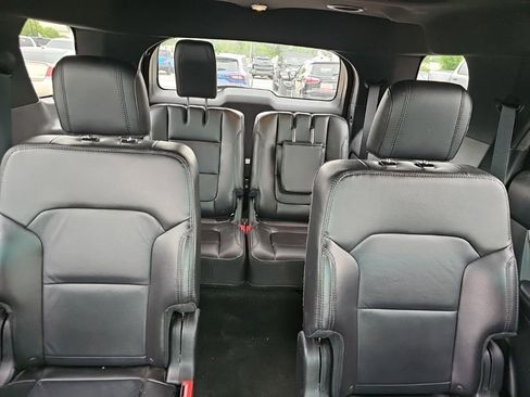 Used 2017 Ford Explorer XLT w/ Equipment Group 202A AWD/4WD image 7