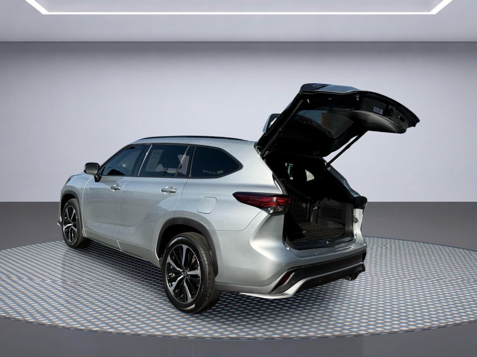 Used 2021 Toyota Highlander XSE AWD/4WD image 9