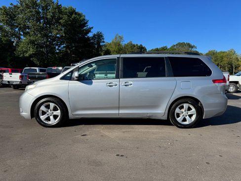 Used 2013 Toyota Sienna LE image 2