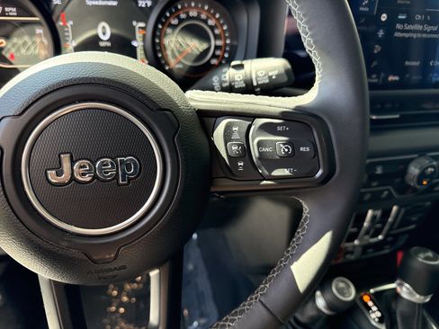 Used 2025 Jeep Wrangler Unlimited Rubicon AWD/4WD image 19