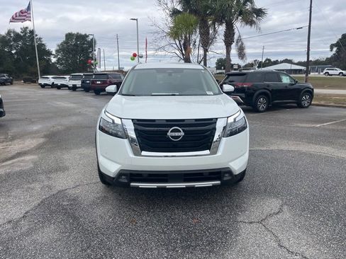 New 2025 Nissan Pathfinder SL image 2