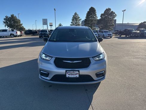 Used 2024 Chrysler Pacifica Touring-L image 10