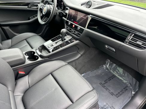 Certified 2025 Porsche Macan AWD/4WD image 17
