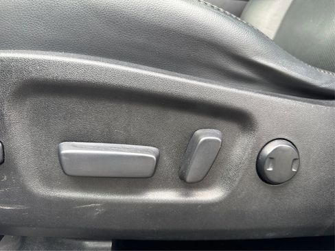 Used 2017 Toyota Highlander Limited w/ Carpet Mat Package image 23