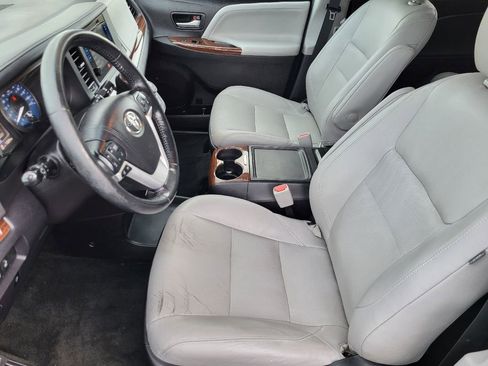 Used 2017 Toyota Sienna Limited image 13