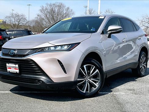 Used 2021 Toyota Venza LE image 1