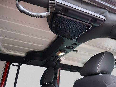 Used 2017 Jeep Wrangler Unlimited Sahara w/ Connectivity Group AWD/4WD image 35