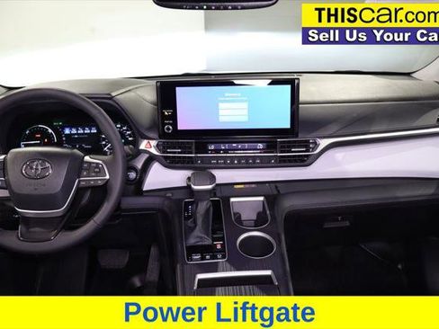 Used 2025 Toyota Sienna XLE image 18
