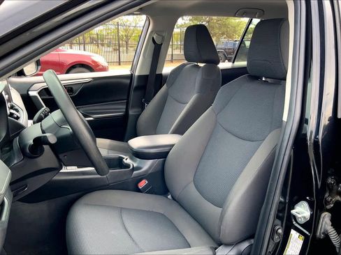 Used 2024 Toyota RAV4 LE image 9