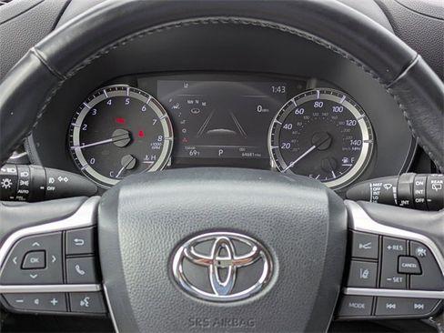 Used 2023 Toyota Highlander LE image 27