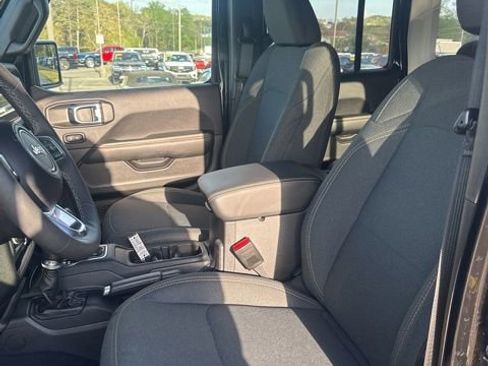 Used 2025 Jeep Wrangler Unlimited Sahara w/ Safety Group AWD/4WD image 9