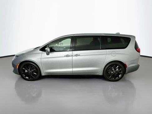 Used 2019 Chrysler Pacifica Touring Plus w/ Advanced Safetytec Group FWD image 4