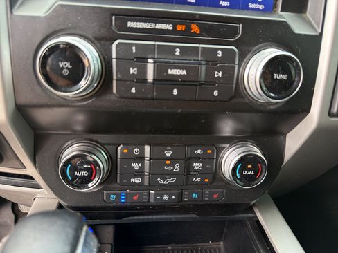 Used 2020 Ford F150 Lariat w/ Equipment Group 502A Luxury AWD/4WD image 29