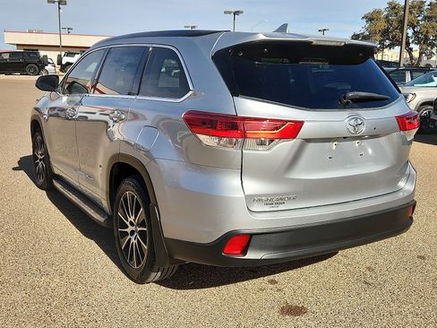 Used 2017 Toyota Highlander SE image 3