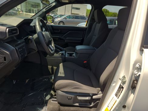 Certified 2025 Toyota 4Runner SR5 AWD/4WD image 16