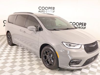 Used 2021 Chrysler Pacifica Limited w/ Uconnect Theater Family Group
