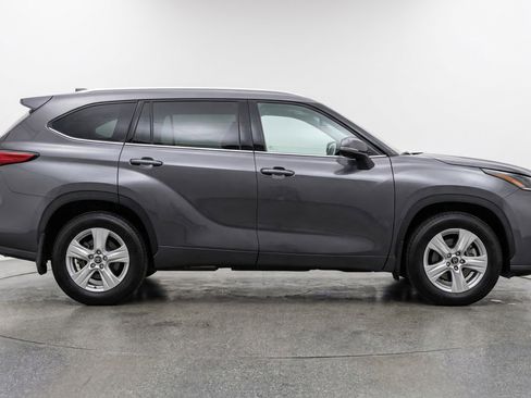 Used 2025 Toyota Highlander LE FWD image 11