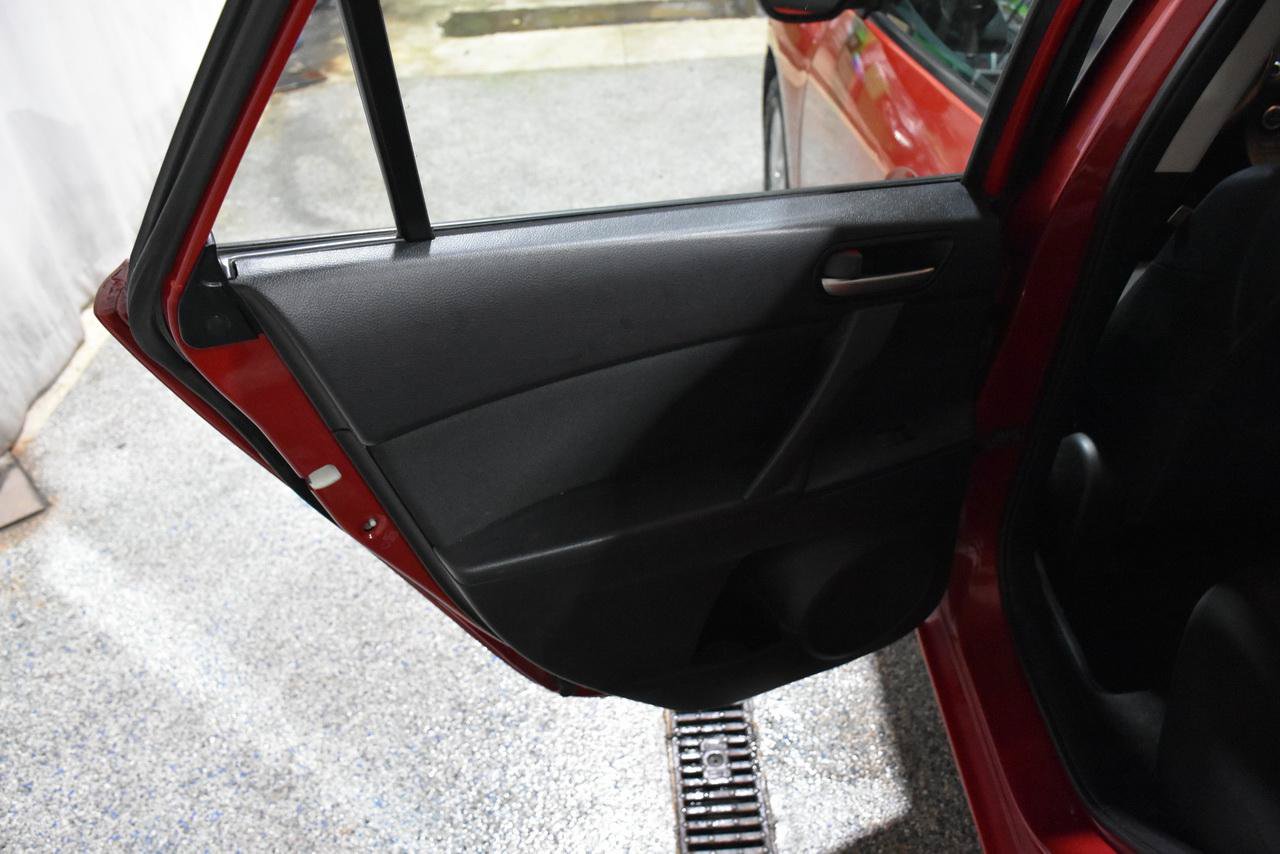 Used 2013 MAZDA MAZDA3 i Touring FWD image 39