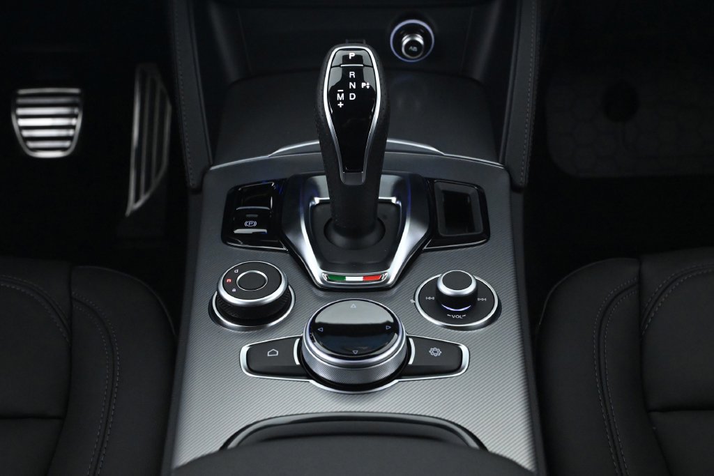 New 2025 Alfa Romeo Stelvio Sprint w/ Convenience Package AWD/4WD image 13