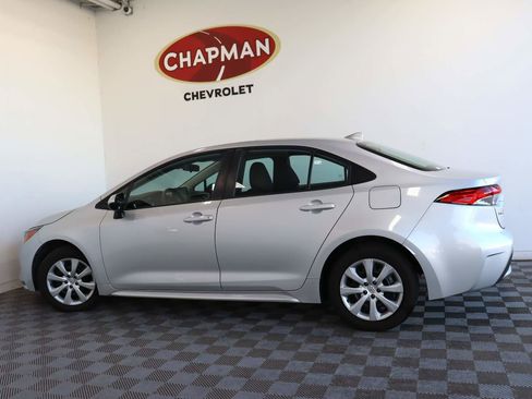 Used 2022 Toyota Corolla LE image 3