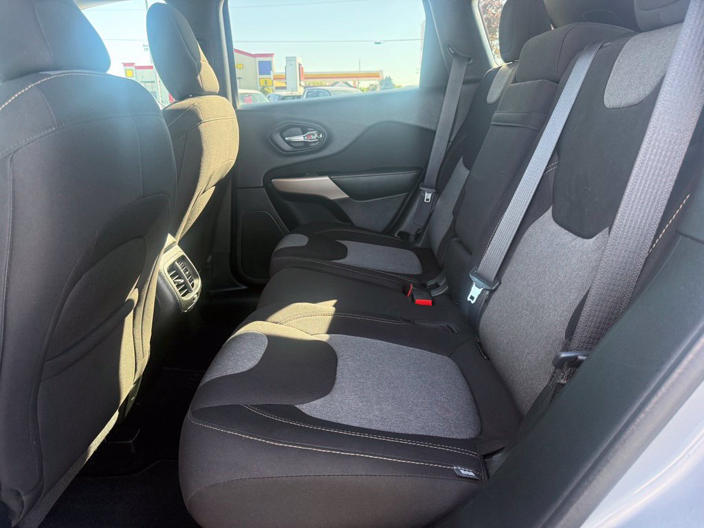 Used 2018 Jeep Cherokee Latitude w/ Safety Group AWD/4WD image 37