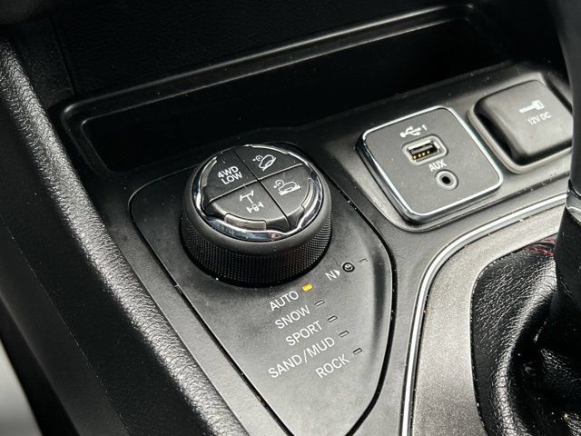 Used 2019 Jeep Cherokee Trailhawk AWD/4WD image 48
