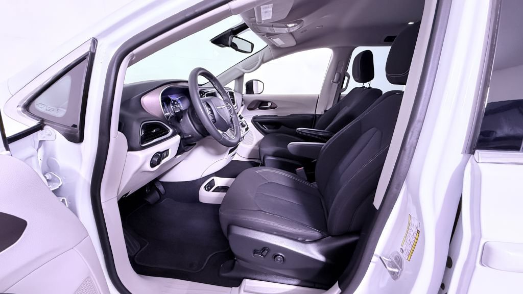 Used 2023 Chrysler Voyager LX FWD image 8