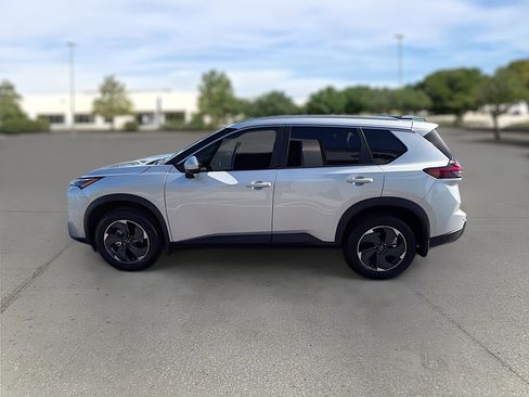 Used 2024 Nissan Rogue SV w/ SV Premium Package image 4