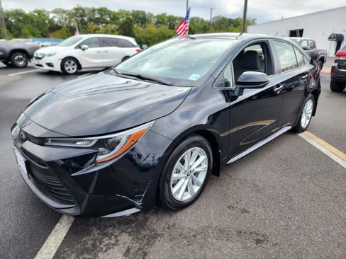 Used 2023 Toyota Corolla LE image 3