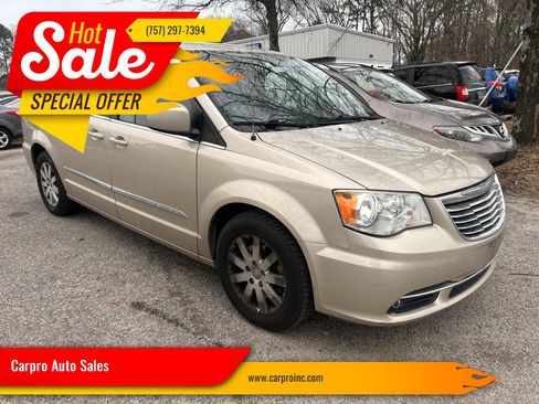 Used 2016 Chrysler Town & Country Touring image 1