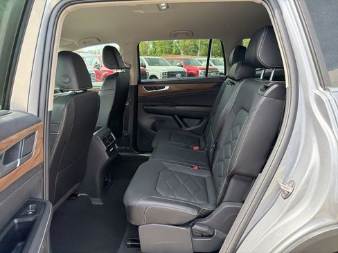 Used 2025 Volkswagen Atlas SE FWD image 14