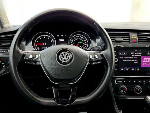 Used 2018 Volkswagen Golf SE image 28