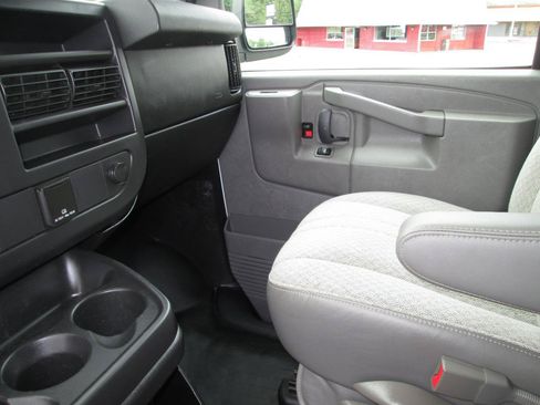 Used 2016 Chevrolet Express 2500 RWD image 39