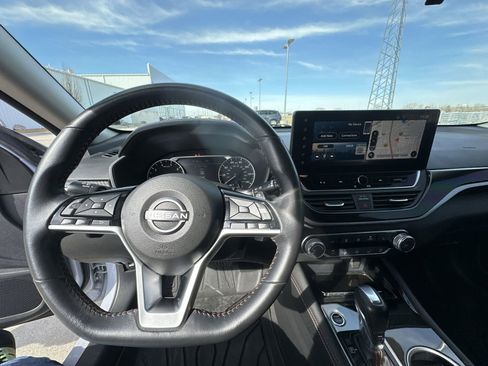 Used 2023 Nissan Altima 2.5 SR w/ SR Premium Package image 11