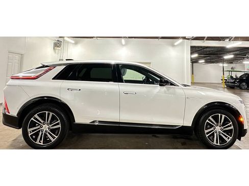 Used 2024 Cadillac Lyriq Luxury RWD image 8