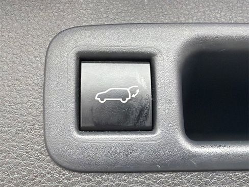 Used 2021 Toyota Highlander Limited image 19