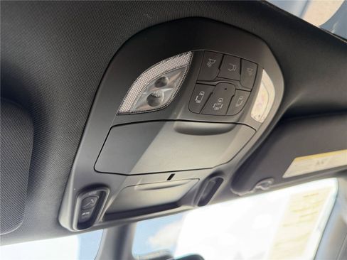 Used 2025 Chrysler Pacifica Limited FWD image 25