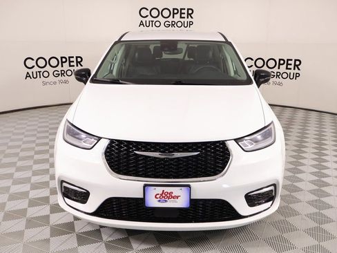 Used 2024 Chrysler Pacifica Touring-L image 8