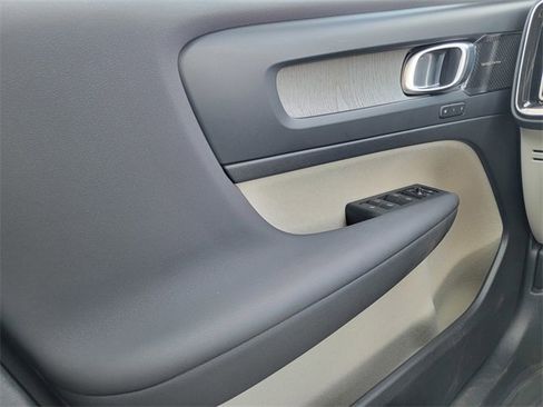 Used 2023 Volvo XC40 B5 Ultimate w/ Protection Package Premier image 37