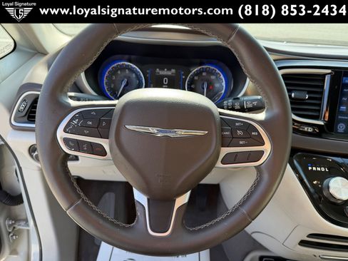 Used 2017 Chrysler Pacifica Touring-L w/ Tire & Wheel Group FWD image 30