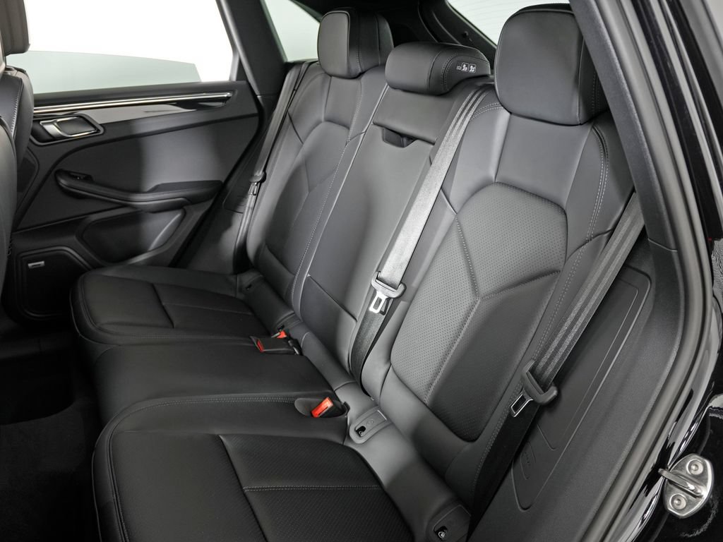 Used 2026 Porsche Macan AWD/4WD image 32