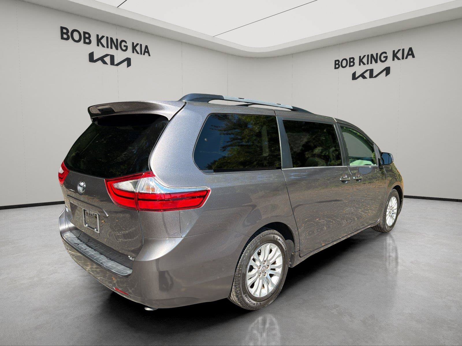 Used 2017 Toyota Sienna XLE w/ Cargo Management Package FWD image 5