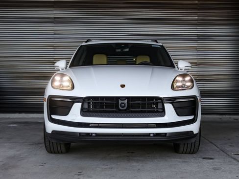 Certified 2026 Porsche Macan AWD/4WD image 10
